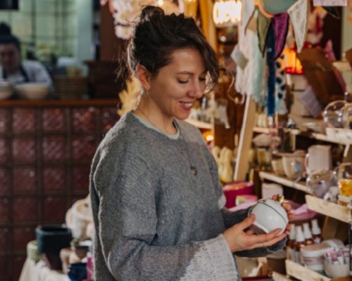 Mujer revisando productos