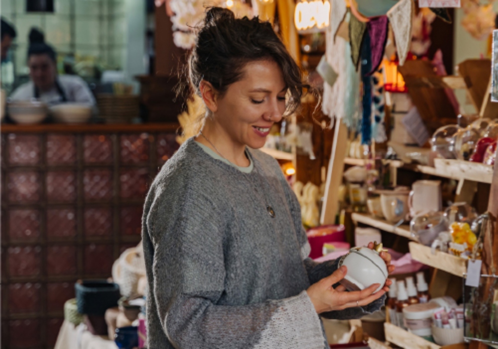 Mujer revisando productos