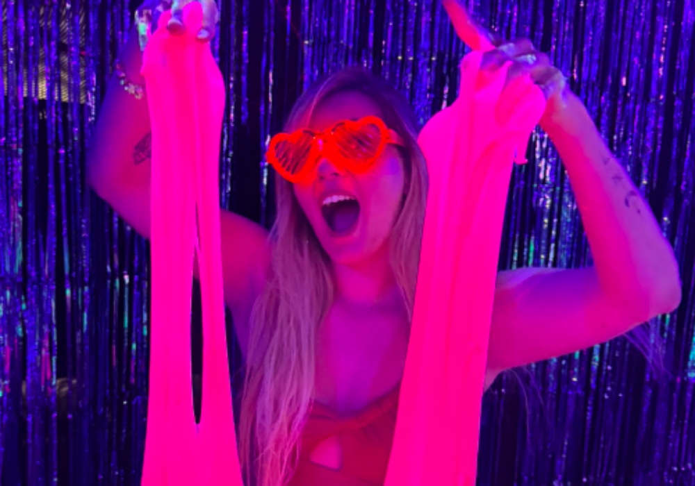 Mujer sujetando slime