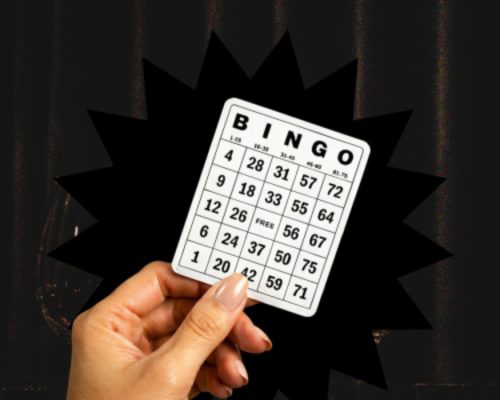 Persona sosteniendo cartola de bingo
