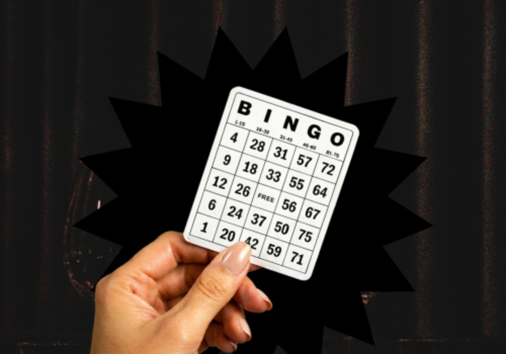 Persona sosteniendo cartola de bingo