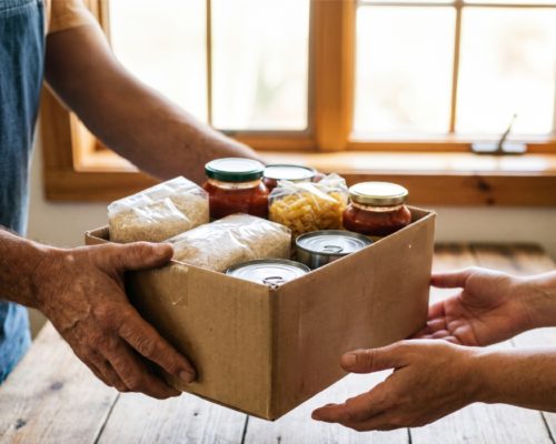 Persona entregando una caja con productos