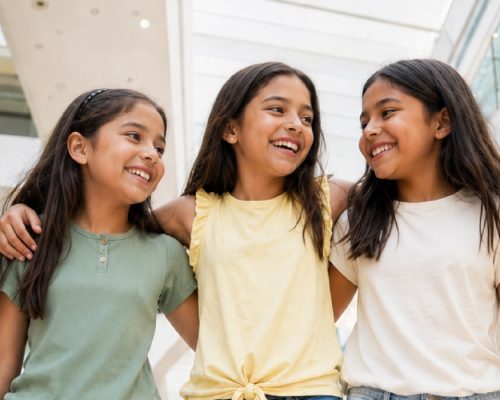 Tres niñas en un centro comercial