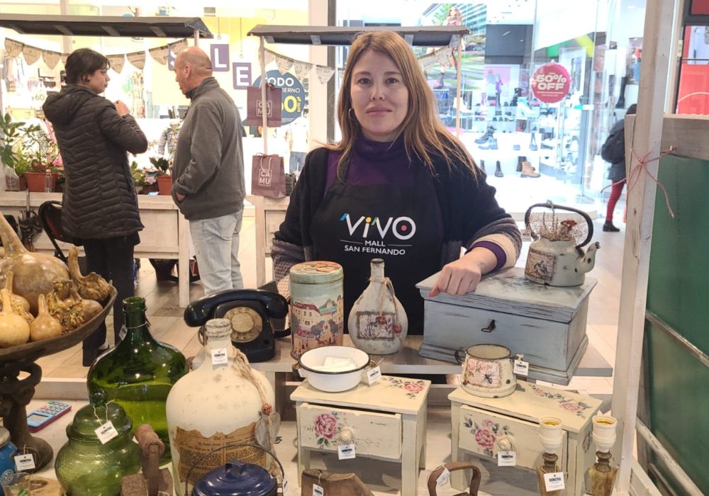 Mujer posando junto a sus productos