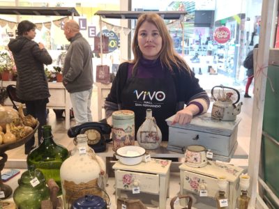 Mujer posando junto a sus productos