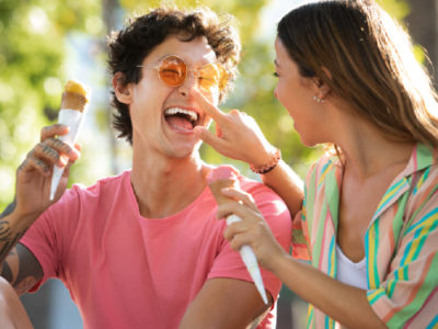 Dos personas tomando helado