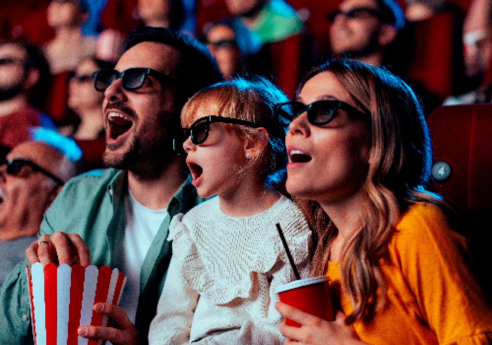 Una familia viendo una película en 3D