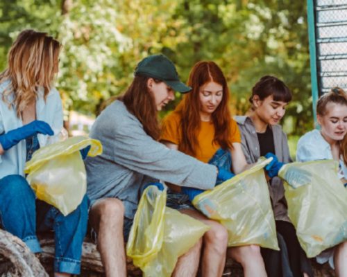 Niños reciclando