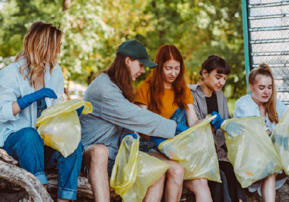 Niños reciclando