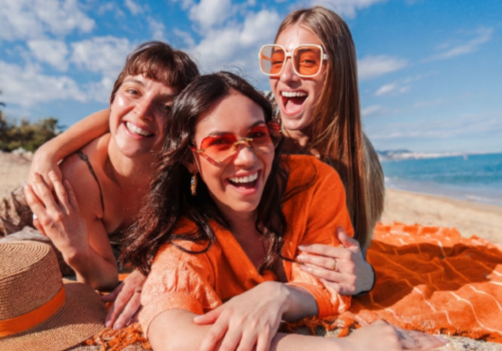 Tres amigas en la playa