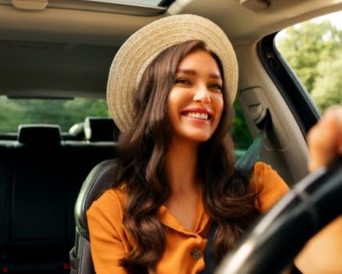 Mujer manejando un auto