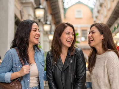 Tres mujeres riendo