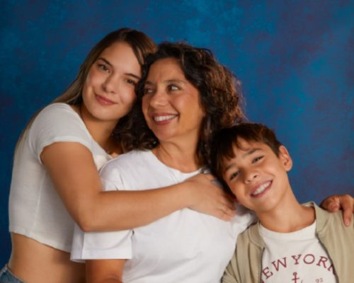 Imagen de una familia, una hija, un hijo y una madre.