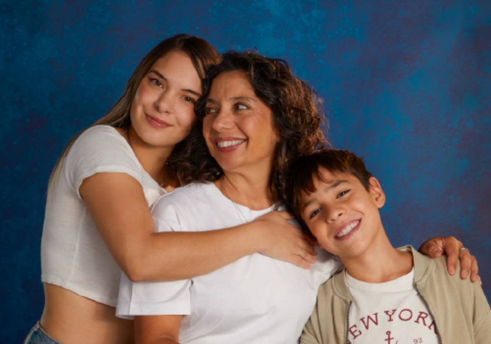 Imagen de una familia, una hija, un hijo y una madre.