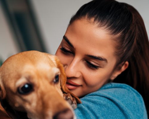 Mujer abrazando un perro