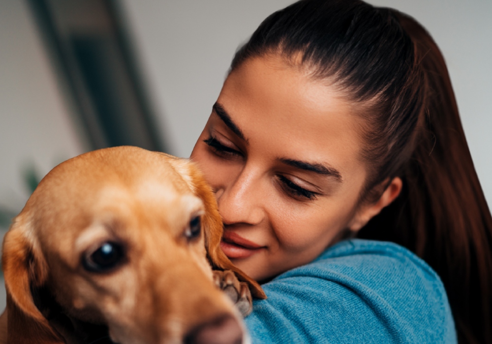 Mujer abrazando un perro
