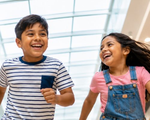 Niño y niña corriendo