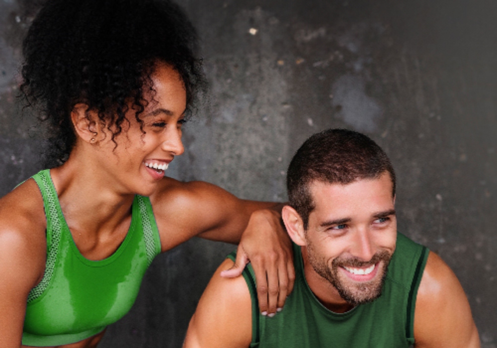 Hombre y mujer haciendo deporte
