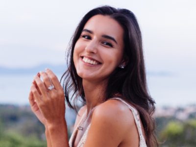 Mujer sonriendo a una cámara