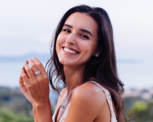 Mujer sonriendo a una cámara