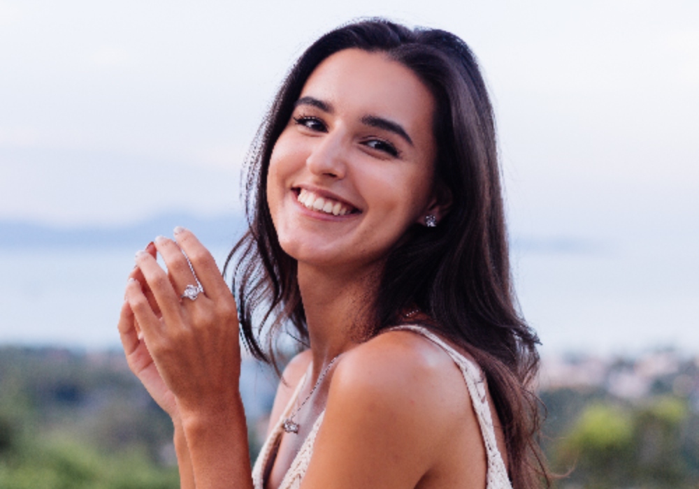Mujer sonriendo a una cámara