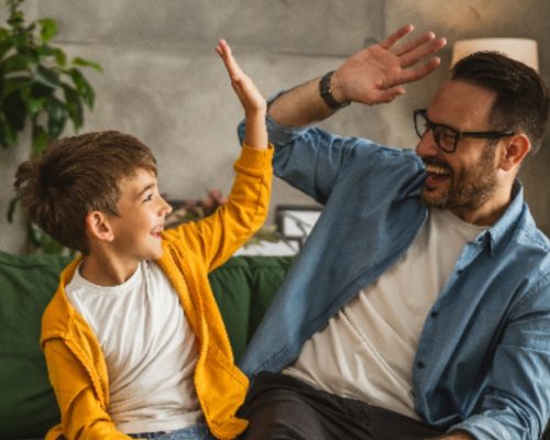 Un padre chocando la mano con su hijo