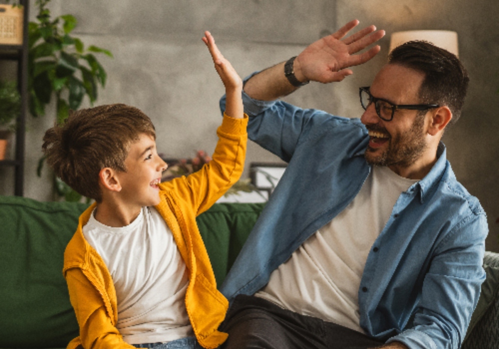 Un padre chocando la mano con su hijo