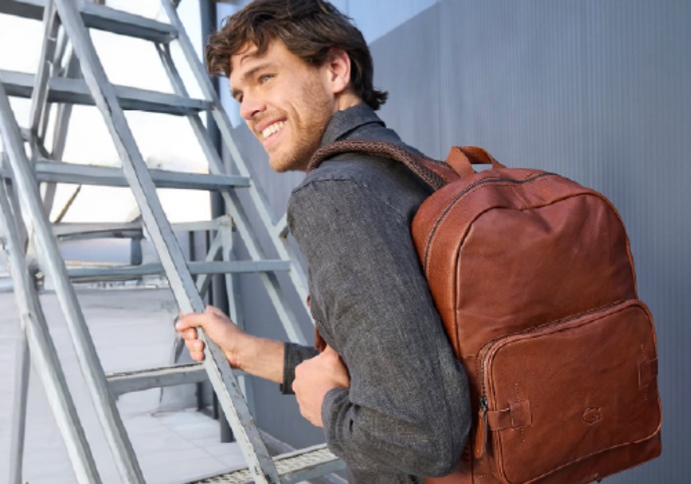 Hombre subiendo una escalera