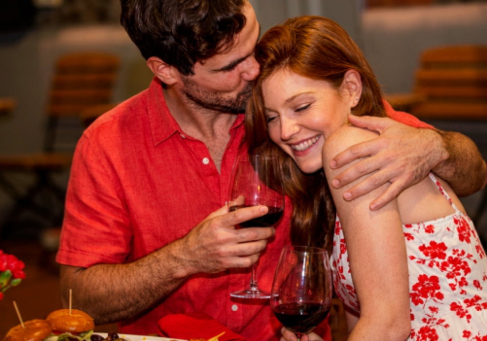 Un hombre abrazando a una mujer