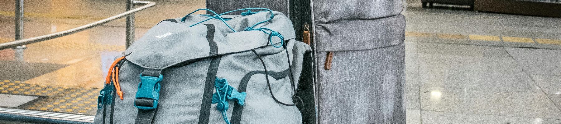 Mochila y maleta en un aeropuerto