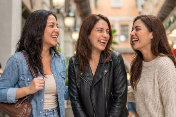 Tres amigas sonriendo