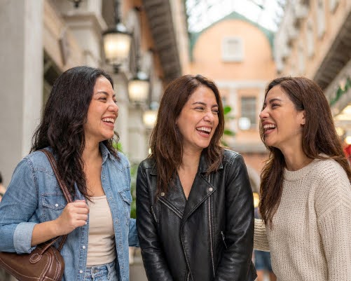Tres mujeres sonriendo