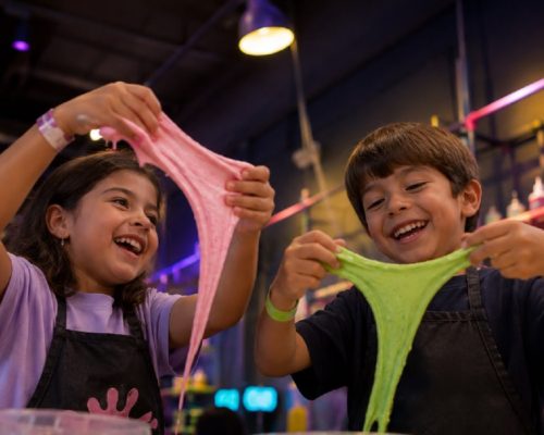 Niños jugando con slimes