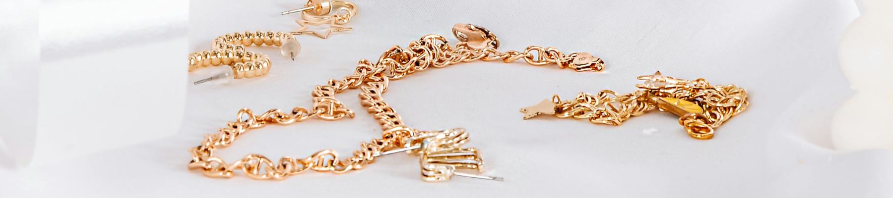 Cadenas doradas de bisutería