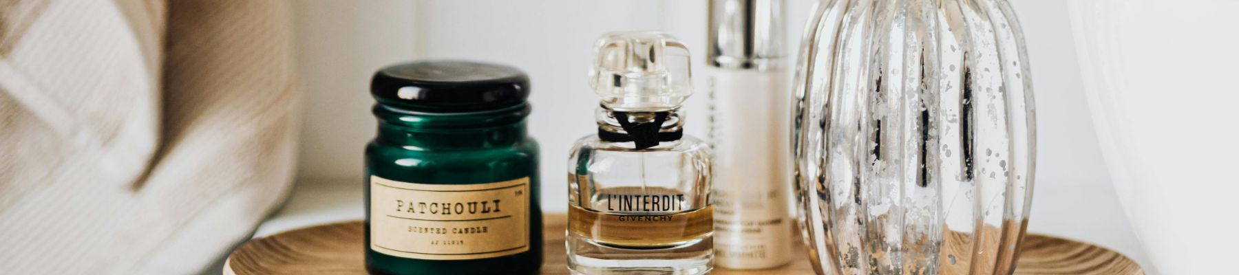 Mesa con botellas de perfumes y esencias