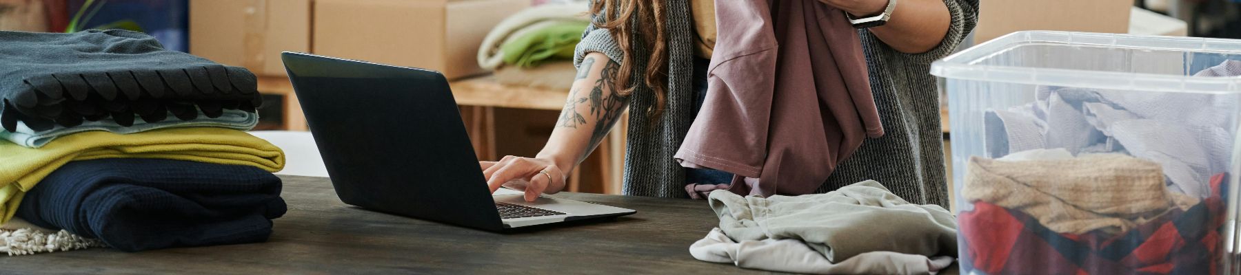 Mujer utilizando un computador