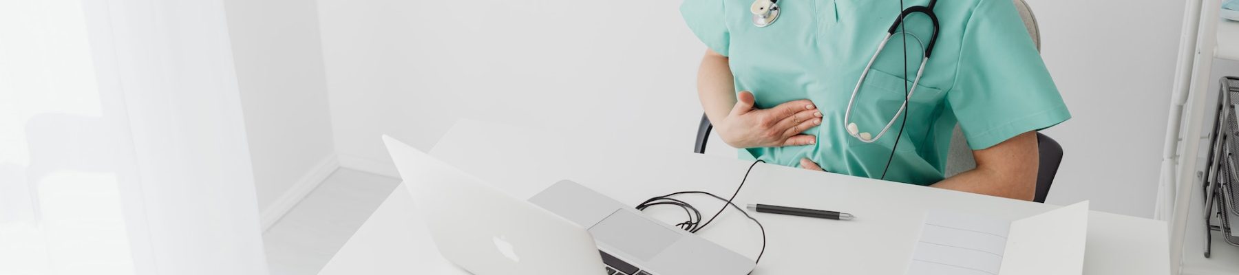 Persona revisando un computador