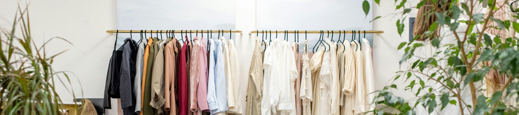 Prendas de vestir en un colgador