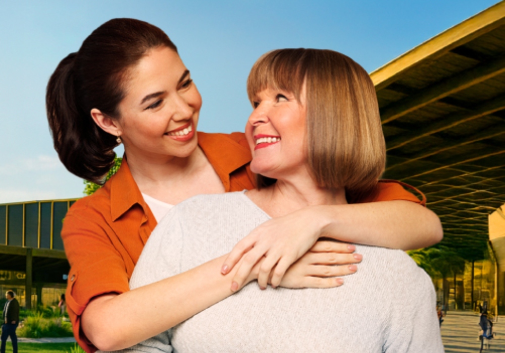 Dos mujeres abrazadas sonriendo