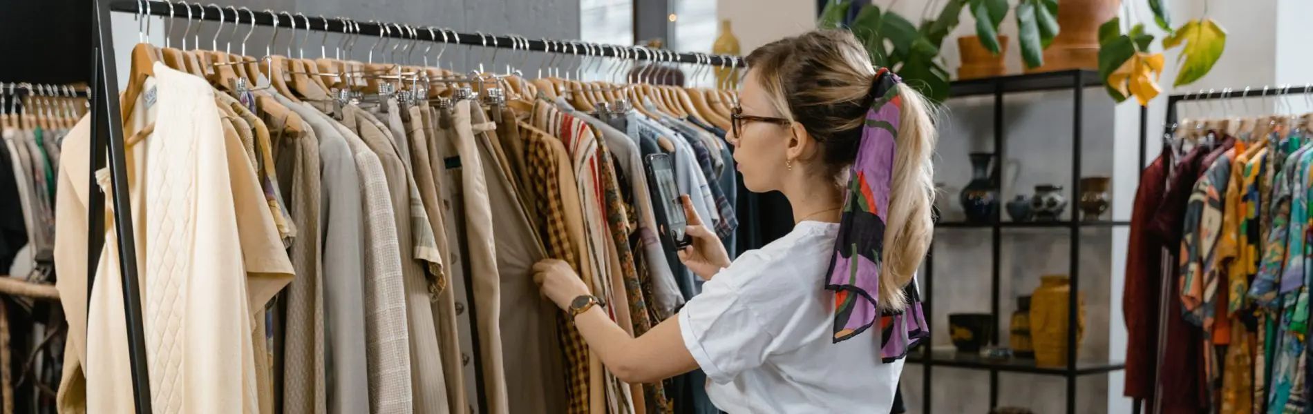 Mujer revisando prendas de vestir