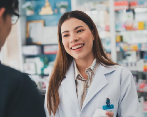 Mujer con un delantal blanco
