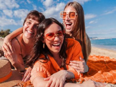 Tres amigas en la playa