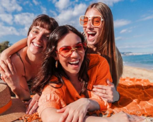 Tres amigas en la playa