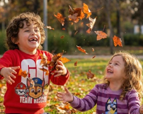 Niños jugando con hojas